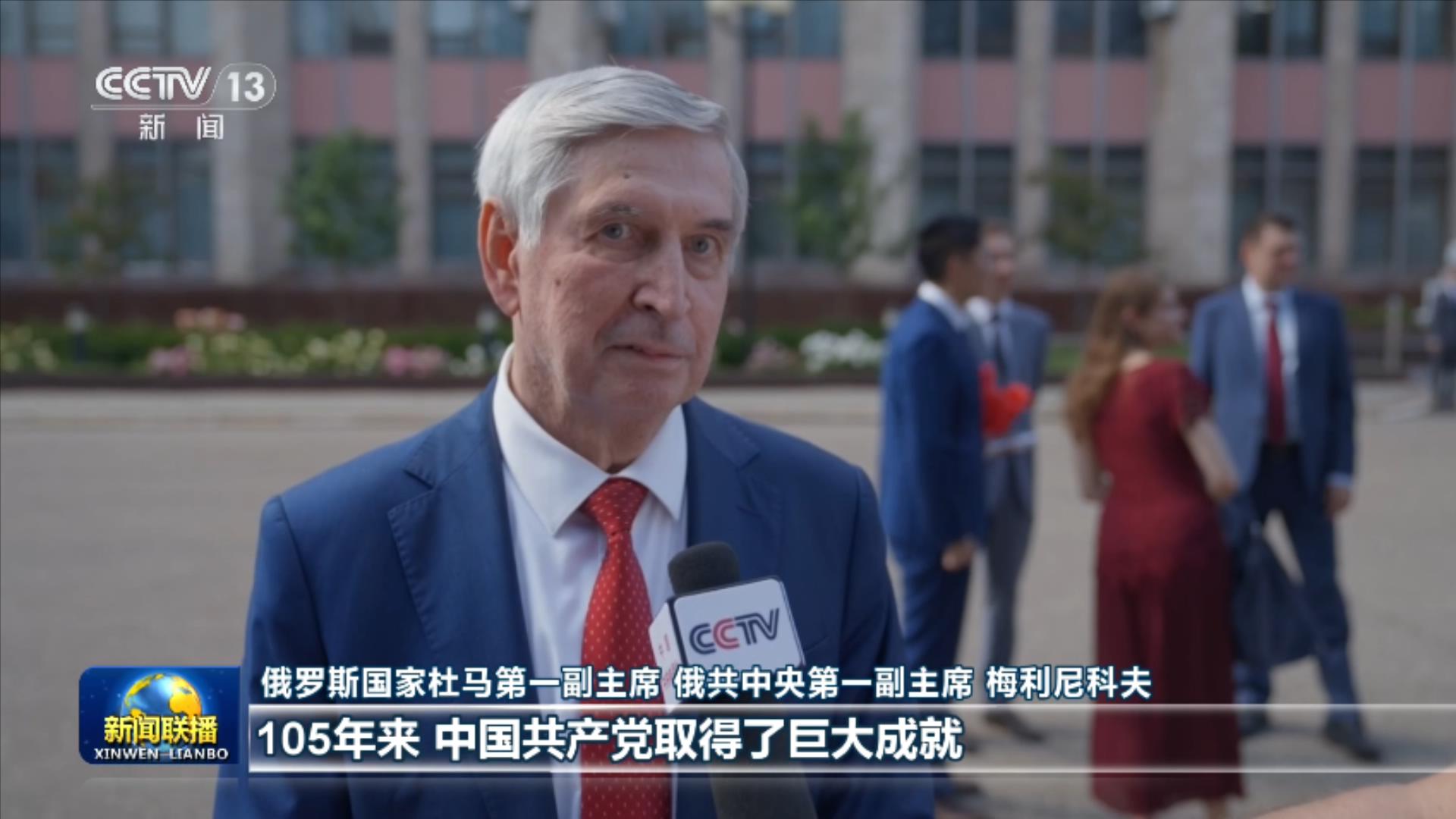 西安一轿车失控撞上公交站台