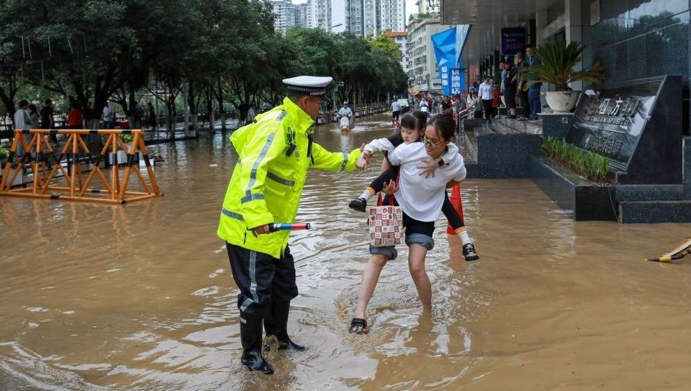 上海爷叔现身被大量股民围观