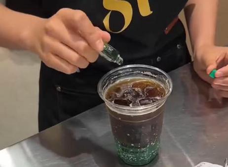 记者卧底人群聊揭秘崩老头内幕
