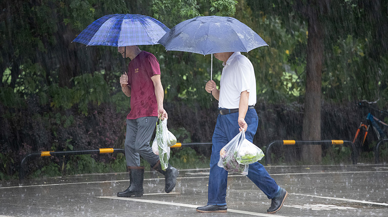 小孩姐戴三道杠走路的气质好帅呀