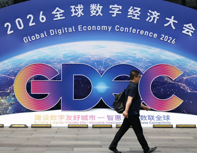 提出“建设有中国特色的社会主义”（伟大征程）